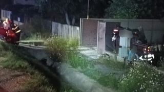 Doi tineri, de 16 și 18 ani, au ajuns la spital după ce mașina &icirc;n care se aflau s-a răsturnat &icirc;n curtea unei gospodării, &icirc;n județul Argeș