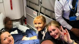 Emoții la 10.000 de metri altitudine! O pasageră a adus pe lume un băiețel &icirc;n timpul unui zbor spre Italia