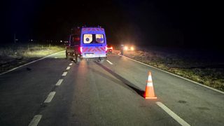 Două femei au fost lovite de mașină, &icirc;n timp ce mergeau pe marginea șoselei, &icirc;n Dolj! Una dintre ele și-a pierdut viața