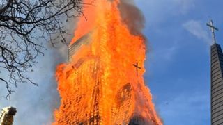 VIDEO Arde o biserică din Maramureș! Lăcașul de cult a fost cuprins de foc &icirc;n timpul unor lucrări