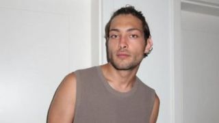 Toto Dumitrescu, săltat de polițiști și internat la Psihiatrie. Fiul lui Ilie Dumitrescu a făcut prăpăd &icirc;ntr-un magazin și s-a certat cu iubita