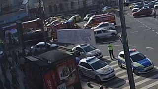 O femeie a fost strivită pe o trecere de pietoni din București, după ce s-ar fi &icirc;mpiedicat și căzut &icirc;n timp ce traversa. Șoferul nu a observat-o
