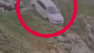 &Icirc;n timp ce mașina se prăbușea &icirc;n r&acirc;pa din Transfăgărășan, șoferița era... Vezi mai mult