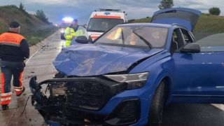 Trafic restricționat pe A1 după un eveniment rutier produs &icirc;ntre două mașini &icirc;n zona Aurel Vlaicu. Echipajele de prim-ajutor au intevenit de urgență