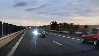 Șofer de 73 de ani, filmat &icirc;n timp ce mergea pe sens opus pe Autostrada A1. A provocat și un incident rutier, dar și-a continuat drumul