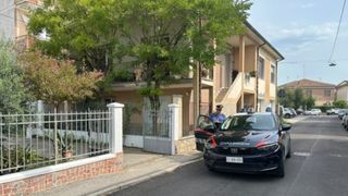 Un rom&acirc;n stabilit &icirc;n Italia și-a pierdut viața &icirc;n timp ce &icirc;și vopsea casa. Bărbatului i s-ar fi făcut brusc rău