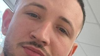 Zainea este bărbatul care a fost spulberat de tren, după ce mașina pe care o conducea a ajuns pe calea ferată. Medicii se luptă pentru viața lui