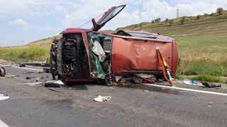 Un tată și-a pierdut fiul de 11 ani, după ce mașina &icirc;n care se aflau s-a răsturnat &icirc;n Mehedinți. Bărbatul este &icirc;n stare gravă