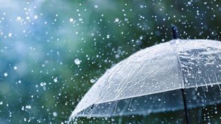 Vremea se schimbă brusc &icirc;n weekend. Temperaturile scad &icirc;n toată țara, iar la munte sunt așteptate ninsori
