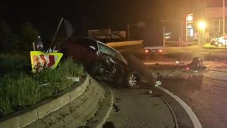 VIDEO Un șofer cu permisul suspendat a ajuns la spital după ce a lovit un sens giratoriu, pe DN1