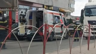 O femeie din Fălticeni a rămas fără picioare după ce a fost călcată de un TIR. Medicii spun că are șanse mici de supraviețuire