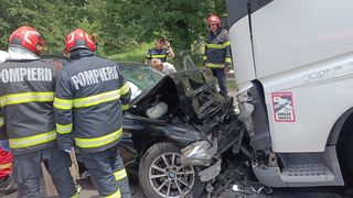Sf&acirc;rșit tragic pentru o femeie din București. Și-a pierdut viața pe DN1, după ce mașina &icirc;n care se afla s-a ciocnit de un autocamion
