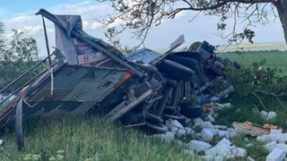 Tir făcut bucăți pe un drum din Republica Moldova. Doi rom&acirc;ni și-au pierdut viața &icirc;n urma accidentului violent