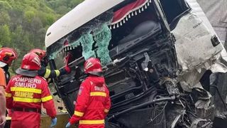Impact dezastruos &icirc;ntre două TIR-uri, &icirc;n județul V&acirc;lcea. Unul din șoferi a rămas &icirc;ncarcerat