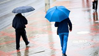 Vremea se răcește brusc &icirc;n Rom&acirc;nia! Zonele unde se anunță v&acirc;nt puternic, ploi și lapoviță