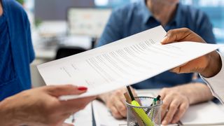 Cumpărarea vechimii &icirc;n muncă devine mai scumpă. C&acirc;t va costa un an de stagiu de cotizare după data de 1 iulie