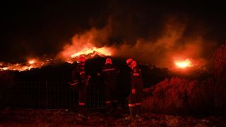 Pompierii rom&acirc;ni luptă cu incendiile din Grecia. Trei salvatori și-au pierdut viața &icirc;n Creta și mii de turiști au fost evacuați