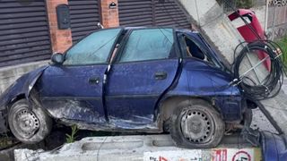 Un bărbat de 35 de ani și-a pierdut viața pe o stradă din C&acirc;mpulung, după ce s-a izbit cu mașina &icirc;ntr-un st&acirc;lp și l-a rupt &icirc;n două