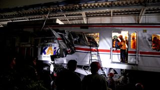 Patru morți și zeci de oameni prinși printre fiare după ce două trenuri s-au lovit, &icirc;n gara din Jakarta