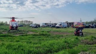 Cinci victime la un t&acirc;rg din Călărași, după ce o mașină scăpată de sub control a intrat &icirc;n mulțime. Șoferul ar fi &icirc;ncurcat fr&acirc;na cu accelerația