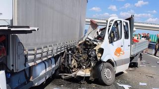 Trei morți și doi vătămați pe Drumul Expres Craiova-Pitești! O autoutilitară s-a izbit violent de un TIR