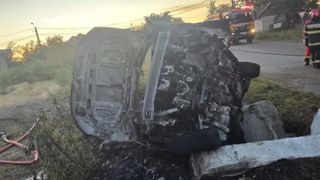 Doi minori de 16 ani, carbonizați pe un drum din Suceava, după ce mașina &icirc;n care se aflau a fost cuprinsă de foc
