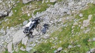 &Icirc;ncă o mașină s-a prăbușit &icirc;n r&acirc;pă, pe Transfăgărășan, după ce șoferul a uitat să tragă fr&acirc;na de m&acirc;nă