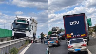 Haos pe Autostrada A4, după ce un TIR &icirc;ncărcat cu cereale a intrat &icirc;n parapet! Traficul este blocat spre Portul Constanța