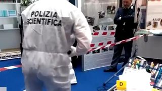 Trei membrii ai unei familii, din Roma, și-au pierdut viața după ce au fost &icirc;njunghiați &icirc;n propria locuință. Fiul cel mare se află &icirc;n stare gravă la spital