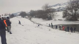 Filmul tragediei de pe r&acirc;ul Someș, unde doi verișori de 4 și 5 ani au căzut &icirc;n apă &icirc;n timp ce se dădeau cu sania. Doar unul din ei a fost salvat