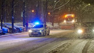 Se circulă &icirc;n condiții de iarnă pe A1 și A2. Bucureștiul se află sub cod galben de ninsori, iar utilajele de deszăpezire fac față cu greu situației actuale