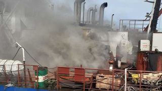 NEWS ALERT Foc puternic la o navă aflată &icirc;n Portul Midia. Pompierii intervin cu numeroase autospeciale