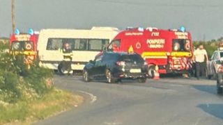 Eveniment rutier grav pe A1 &icirc;ntre un microbuz și un autoturism. Patru persoane au fost transportate la spital