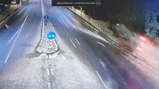 Un șofer de 25 de ani a sărit cu mașina peste un sens giratoriu. Evenimentul rutier a fost surprins de camerele de luat vederi