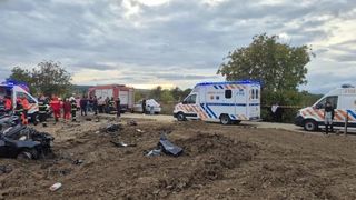 Trei persoane, printre care și un copil, și-au pierdut viața pe un drum din Iași! O mașină și un camion s-au izbit violent