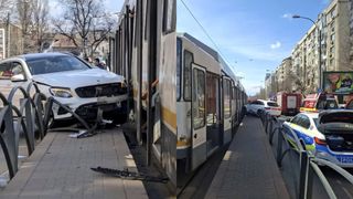Un șofer din București a intrat cu mașina &icirc;ntr-un refugiu de tramvai și a spulberat doi oameni care așteptau &icirc;n stație