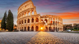 Un t&acirc;năr de 22 de ani a căzut de pe Colosseum, &icirc;n Italia. Motivul pentru care se afla pe monument fără schelă
