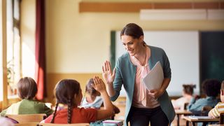 Ce valoare vor avea bursele elevilor &icirc;n 2026. Cine sunt elevii care primesc mai mulți bani