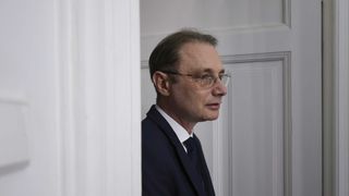 Premierul Luca Niculescu nu exclude noi taxe pentru anul viitor! Primele măsuri luate de noul Guvern