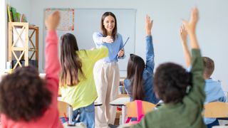 Pe ce dată intră alocațiile pe card &icirc;n mai. Suma de bani pe care urmează să o primească elevii