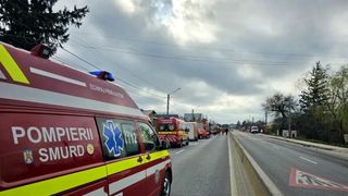 Un microbuz plin cu copii s-a ciocnit violent cu un autoturism, &icirc;n județul Mureș. Zece persoane au ajuns la spital