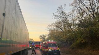 Un autocar și un camion s-au izbit violent pe DN13, &icirc;n Mureș! Sunt 18 persoane implicate