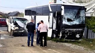 Impact violent &icirc;ntre un autobuz și o autoutilitară pe DN1, &icirc;n Ciolpani! 37 de persoane au fost implicate