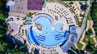 O fetiță de 11 ani, găsită &icirc;n stare de inconștiență &icirc;ntr-o piscină din Creta. Micuța era &icirc;n vacanță cu familia