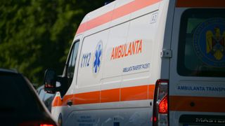 Copil de un an și două luni, acroșat de o mașină &icirc;n Galați. Medicii au &icirc;ncercat peste o oră să &icirc;i salveze viața
