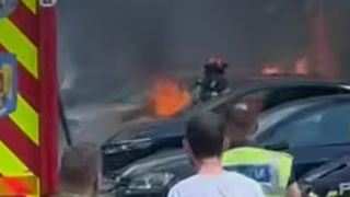 BREAKING NEWS O mașină a fost cuprinsă de foc &icirc;n parcarea unui bloc din Iași. Pompierii intervin de urgență