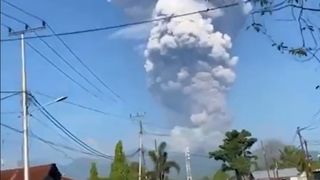 Alertă după ce vulcanul Dukono a erupt &icirc;n Indonezia! Cel puțin trei persoane și-au pierdut viața și zeci de excursioniști au fost surprinși de norul uriaș de cenușă