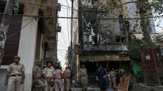 Cel puțin 21 de persoane și-au pierdut viața &icirc;n urma unui foc puternic la un hotel din New Delhi