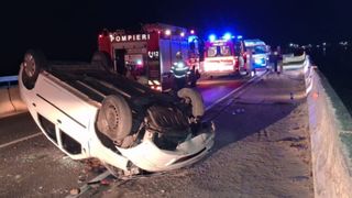 O mașină s-a răsturnat pe plafon, &icirc;n județul Giurgiu. Trei tineri au ajuns &icirc;n spital