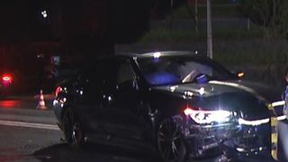 Un curier aflat pe scuter a fost izbit din plin de o mașină, pe Bulevardul Pipera din București. Victima a ajuns de urgență la spital